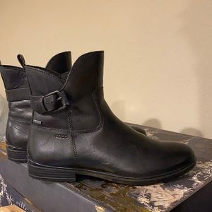 Ecco boots size 8 black